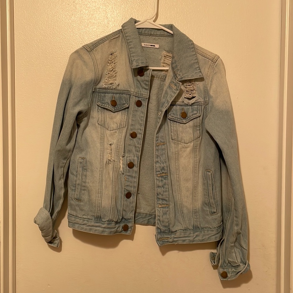 Size S denim jacket, tags aren’t on this never worn.